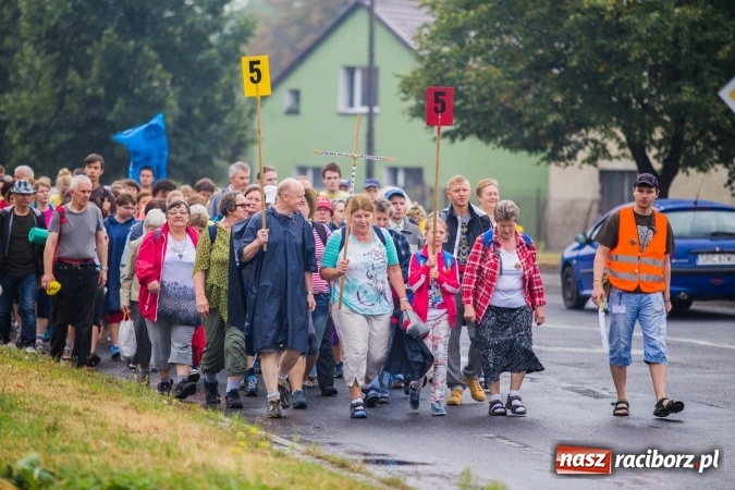 Zdjęcie w galerii na portalu naszraciborz.pl: Pielgrzymi z powiatu raciborskiego wyruszyli na Jasną Górę wiadomości z regionu