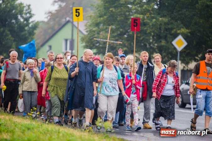Zdjęcie w galerii na portalu naszraciborz.pl: Pielgrzymi z powiatu raciborskiego wyruszyli na Jasną Górę wiadomości z regionu