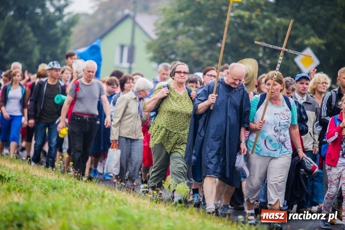 Zdjęcie w galerii na portalu naszraciborz.pl: Pielgrzymi z powiatu raciborskiego wyruszyli na Jasną Górę wiadomości z regionu