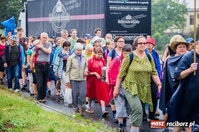 Zdjęcie w galerii na portalu naszraciborz.pl: Pielgrzymi z powiatu raciborskiego wyruszyli na Jasną Górę wiadomości z regionu