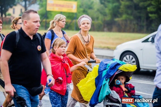 Zdjęcie w galerii na portalu naszraciborz.pl: Pielgrzymi z powiatu raciborskiego wyruszyli na Jasną Górę wiadomości z regionu