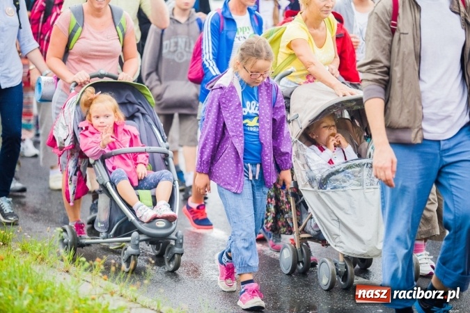 Zdjęcie w galerii na portalu naszraciborz.pl: Pielgrzymi z powiatu raciborskiego wyruszyli na Jasną Górę wiadomości z regionu