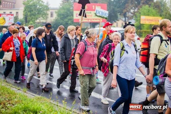 Zdjęcie w galerii na portalu naszraciborz.pl: Pielgrzymi z powiatu raciborskiego wyruszyli na Jasną Górę wiadomości z regionu