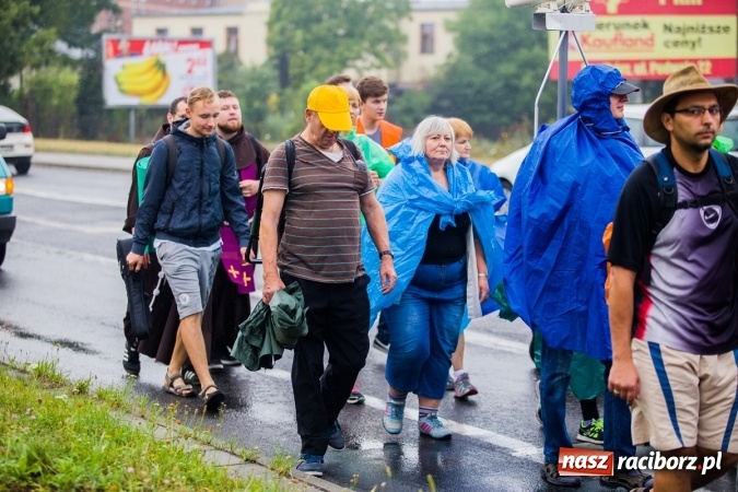 Zdjęcie w galerii na portalu naszraciborz.pl: Pielgrzymi z powiatu raciborskiego wyruszyli na Jasną Górę wiadomości z regionu
