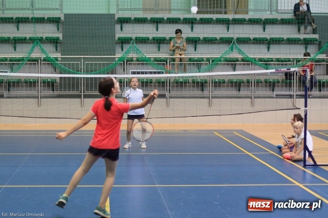 Zdjęcie w galerii na portalu naszraciborz.pl: Rozgrywki badmintona w Arenie Rafako wiadomości z regionu