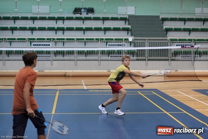 Zdjęcie w galerii na portalu naszraciborz.pl: Rozgrywki badmintona w Arenie Rafako wiadomości z regionu
