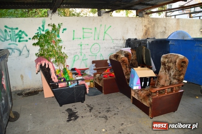 Zdjęcie w galerii na portalu naszraciborz.pl: Śmietnik stał się schronieniem dla starszej kobiety  wiadomości z regionu