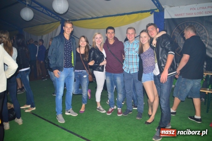 Zdjęcie w galerii na portalu naszraciborz.pl: Dyskoteka z Donatanem i Cleo w Szymocicach wiadomości z regionu