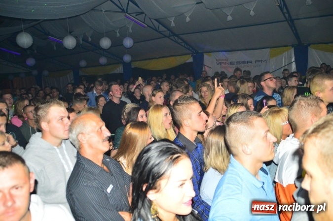 Zdjęcie w galerii na portalu naszraciborz.pl: Dyskoteka z Donatanem i Cleo w Szymocicach wiadomości z regionu