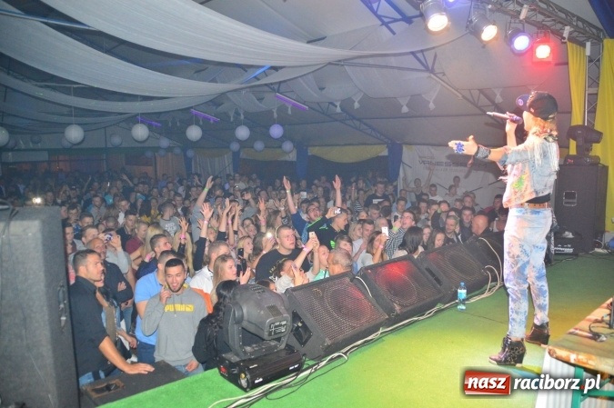 Zdjęcie w galerii na portalu naszraciborz.pl: Dyskoteka z Donatanem i Cleo w Szymocicach wiadomości z regionu