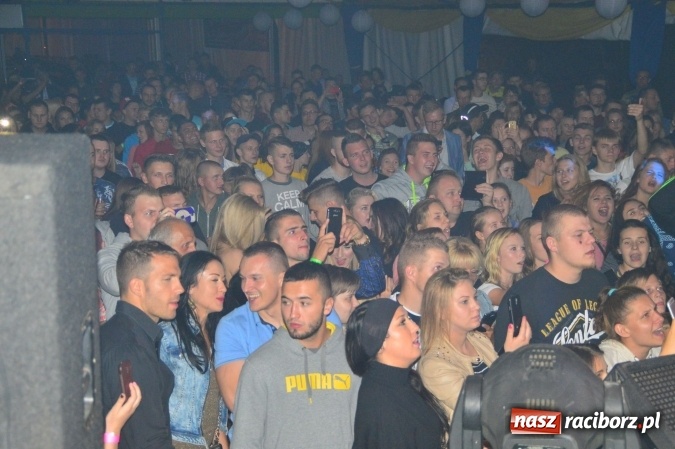 Zdjęcie w galerii na portalu naszraciborz.pl: Dyskoteka z Donatanem i Cleo w Szymocicach wiadomości z regionu