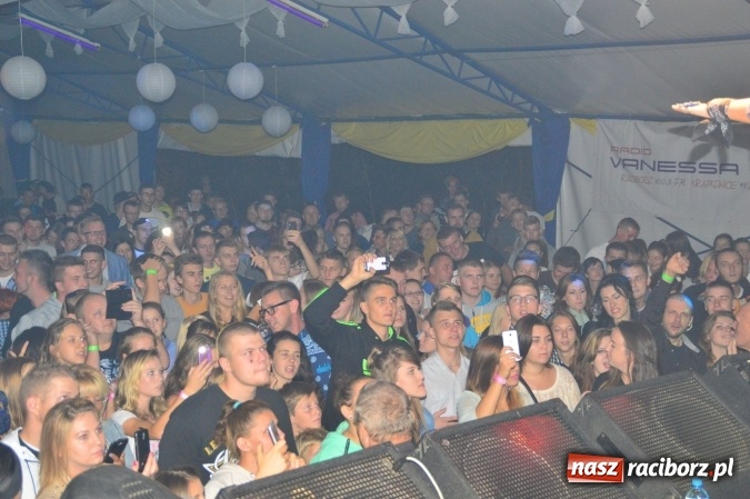 Zdjęcie w galerii na portalu naszraciborz.pl: Dyskoteka z Donatanem i Cleo w Szymocicach wiadomości z regionu