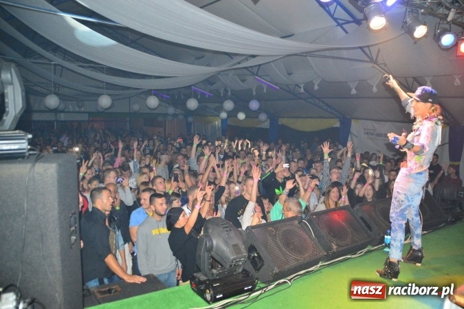 Zdjęcie w galerii na portalu naszraciborz.pl: Dyskoteka z Donatanem i Cleo w Szymocicach wiadomości z regionu