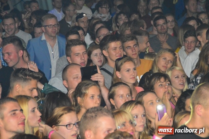 Zdjęcie w galerii na portalu naszraciborz.pl: Dyskoteka z Donatanem i Cleo w Szymocicach wiadomości z regionu