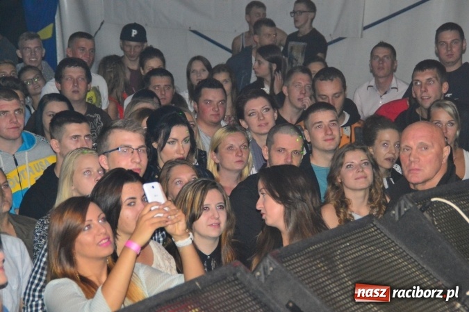 Zdjęcie w galerii na portalu naszraciborz.pl: Dyskoteka z Donatanem i Cleo w Szymocicach wiadomości z regionu