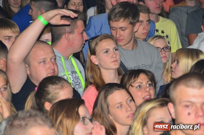 Zdjęcie w galerii na portalu naszraciborz.pl: Dyskoteka z Donatanem i Cleo w Szymocicach wiadomości z regionu