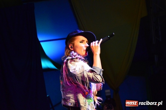 Zdjęcie w galerii na portalu naszraciborz.pl: Dyskoteka z Donatanem i Cleo w Szymocicach wiadomości z regionu