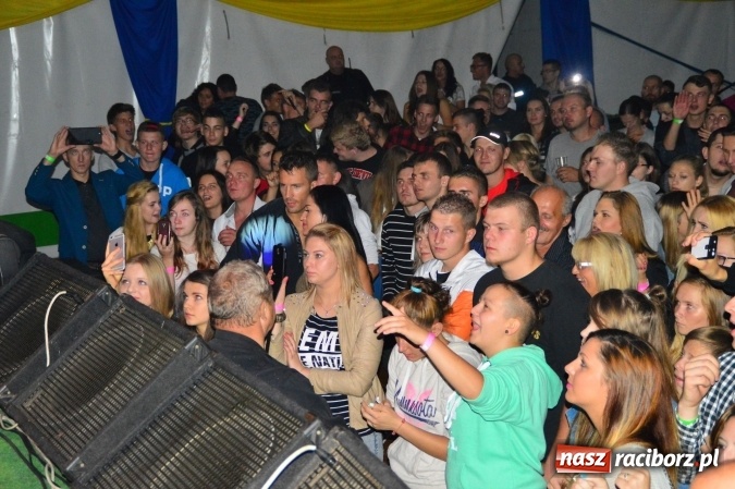 Zdjęcie w galerii na portalu naszraciborz.pl: Dyskoteka z Donatanem i Cleo w Szymocicach wiadomości z regionu