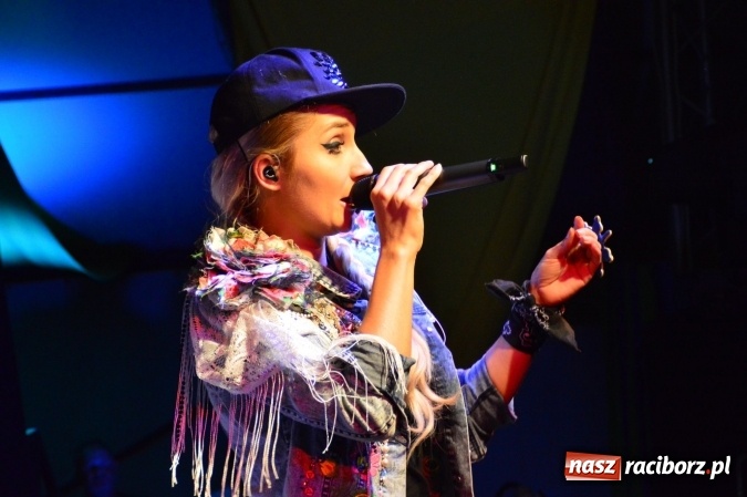 Zdjęcie w galerii na portalu naszraciborz.pl: Dyskoteka z Donatanem i Cleo w Szymocicach wiadomości z regionu