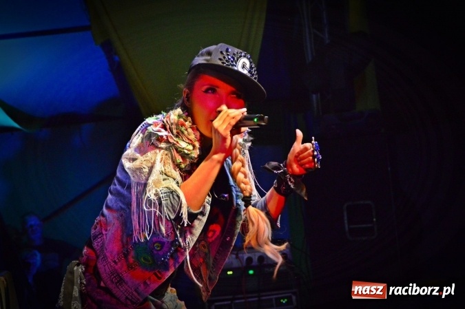 Zdjęcie w galerii na portalu naszraciborz.pl: Dyskoteka z Donatanem i Cleo w Szymocicach wiadomości z regionu