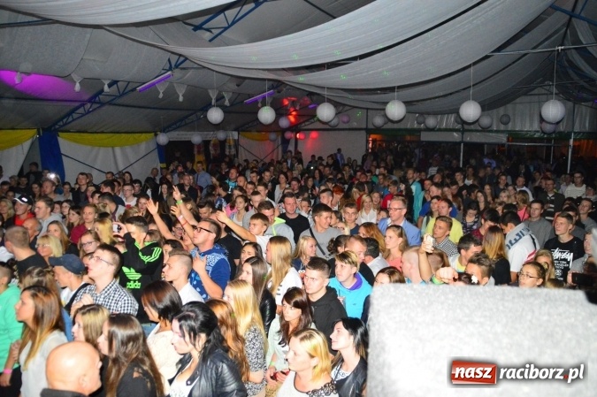 Zdjęcie w galerii na portalu naszraciborz.pl: Dyskoteka z Donatanem i Cleo w Szymocicach wiadomości z regionu