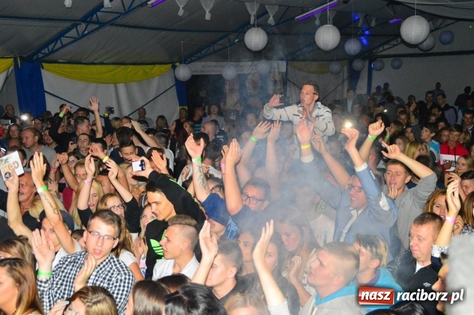 Zdjęcie w galerii na portalu naszraciborz.pl: Dyskoteka z Donatanem i Cleo w Szymocicach wiadomości z regionu