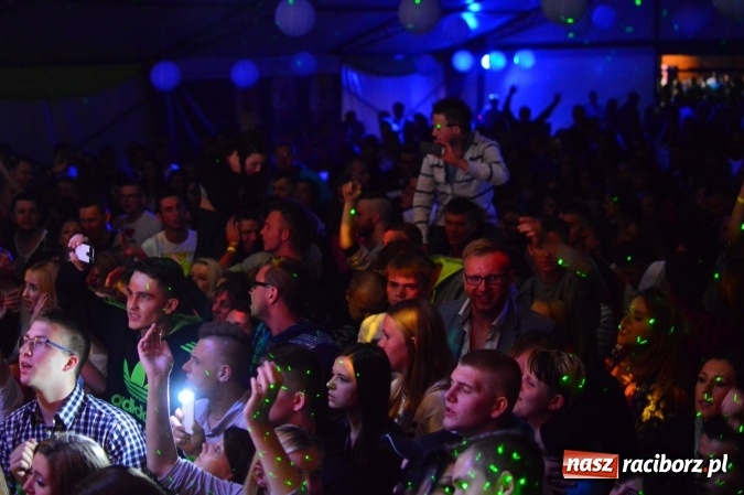 Zdjęcie w galerii na portalu naszraciborz.pl: Dyskoteka z Donatanem i Cleo w Szymocicach wiadomości z regionu