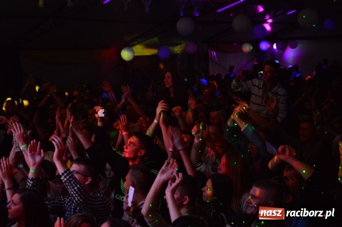 Zdjęcie w galerii na portalu naszraciborz.pl: Dyskoteka z Donatanem i Cleo w Szymocicach wiadomości z regionu