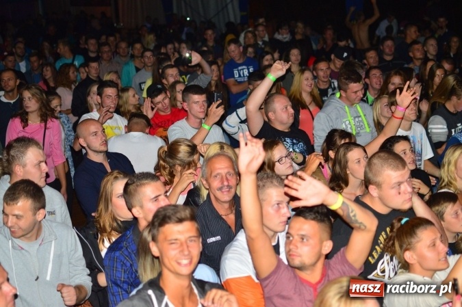 Zdjęcie w galerii na portalu naszraciborz.pl: Dyskoteka z Donatanem i Cleo w Szymocicach wiadomości z regionu