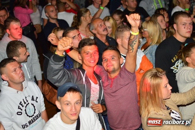 Zdjęcie w galerii na portalu naszraciborz.pl: Dyskoteka z Donatanem i Cleo w Szymocicach wiadomości z regionu