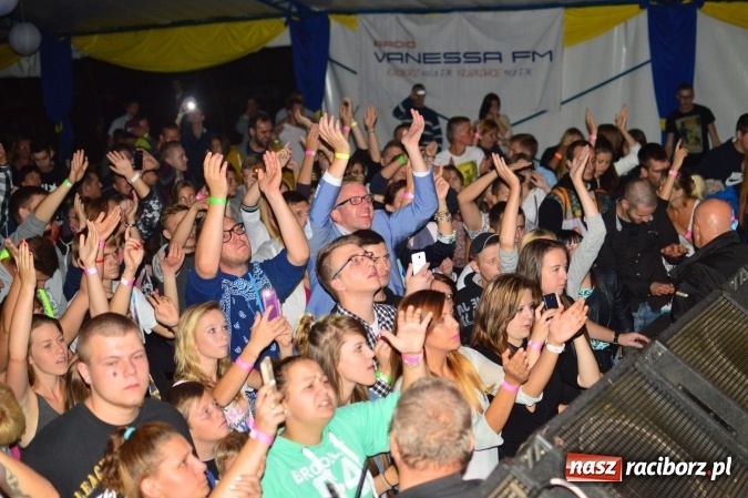 Zdjęcie w galerii na portalu naszraciborz.pl: Dyskoteka z Donatanem i Cleo w Szymocicach wiadomości z regionu