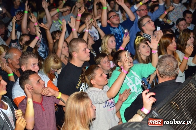 Zdjęcie w galerii na portalu naszraciborz.pl: Dyskoteka z Donatanem i Cleo w Szymocicach wiadomości z regionu