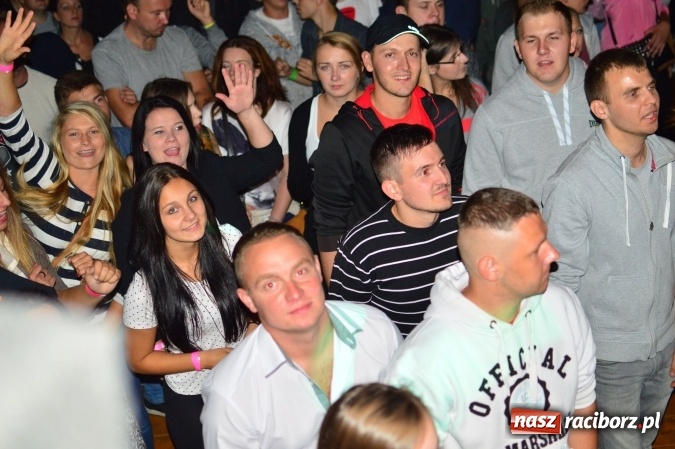 Zdjęcie w galerii na portalu naszraciborz.pl: Dyskoteka z Donatanem i Cleo w Szymocicach wiadomości z regionu