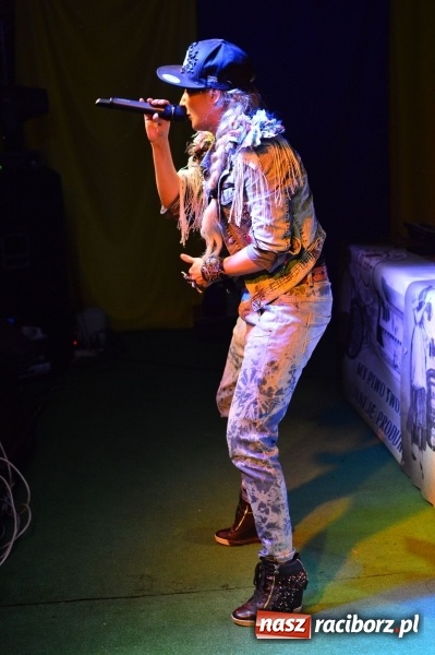 Zdjęcie w galerii na portalu naszraciborz.pl: Dyskoteka z Donatanem i Cleo w Szymocicach wiadomości z regionu