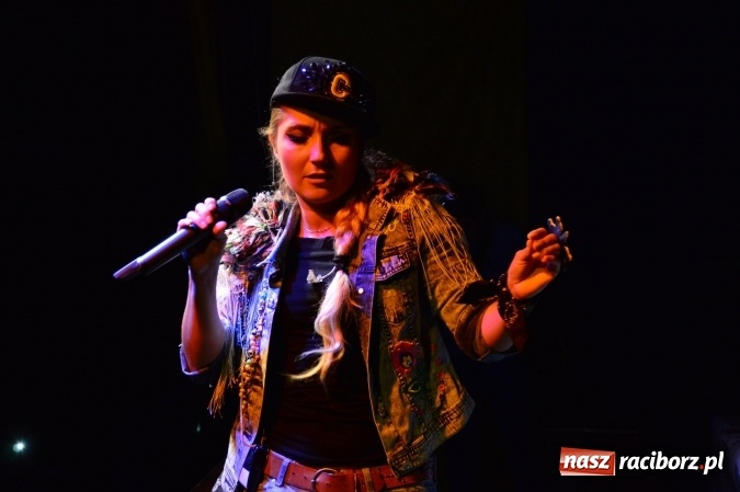 Zdjęcie w galerii na portalu naszraciborz.pl: Dyskoteka z Donatanem i Cleo w Szymocicach wiadomości z regionu