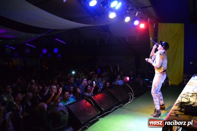 Zdjęcie w galerii na portalu naszraciborz.pl: Dyskoteka z Donatanem i Cleo w Szymocicach wiadomości z regionu