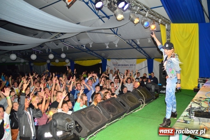 Zdjęcie w galerii na portalu naszraciborz.pl: Dyskoteka z Donatanem i Cleo w Szymocicach wiadomości z regionu