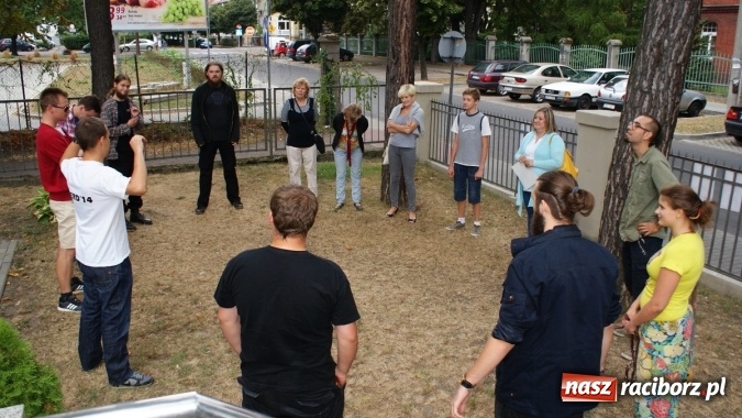 Zdjęcie w galerii na portalu naszraciborz.pl: Romeo i Merkucjo na schodach książnicy wiadomości z regionu