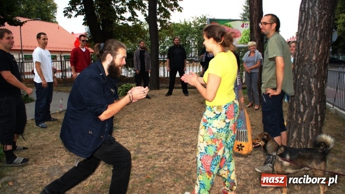 Zdjęcie w galerii na portalu naszraciborz.pl: Romeo i Merkucjo na schodach książnicy wiadomości z regionu