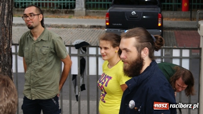 Zdjęcie w galerii na portalu naszraciborz.pl: Romeo i Merkucjo na schodach książnicy wiadomości z regionu