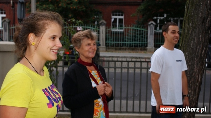 Zdjęcie w galerii na portalu naszraciborz.pl: Romeo i Merkucjo na schodach książnicy wiadomości z regionu