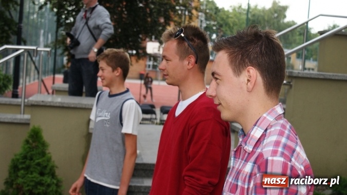 Zdjęcie w galerii na portalu naszraciborz.pl: Romeo i Merkucjo na schodach książnicy wiadomości z regionu