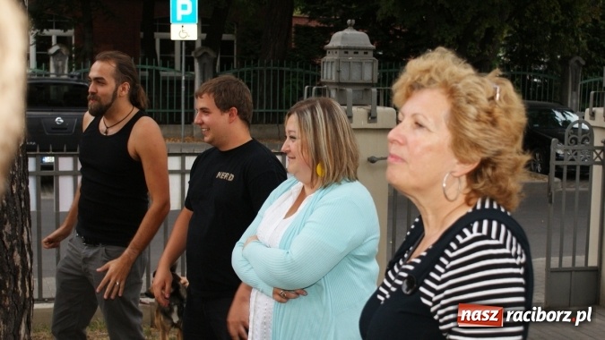 Zdjęcie w galerii na portalu naszraciborz.pl: Romeo i Merkucjo na schodach książnicy wiadomości z regionu