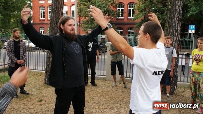 Zdjęcie w galerii na portalu naszraciborz.pl: Romeo i Merkucjo na schodach książnicy wiadomości z regionu