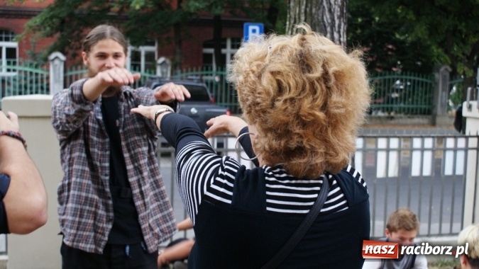 Zdjęcie w galerii na portalu naszraciborz.pl: Romeo i Merkucjo na schodach książnicy wiadomości z regionu