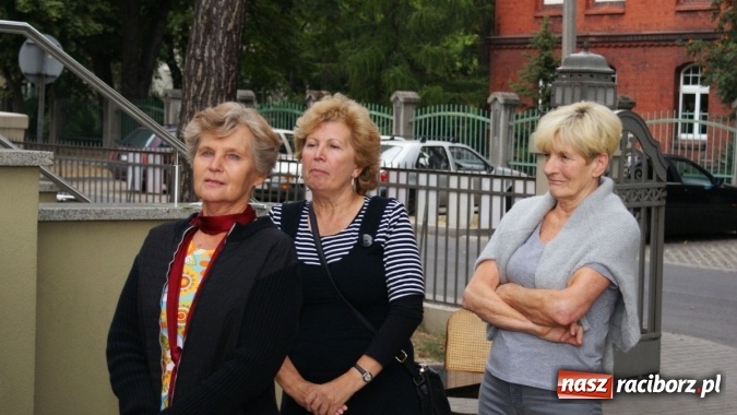 Zdjęcie w galerii na portalu naszraciborz.pl: Romeo i Merkucjo na schodach książnicy wiadomości z regionu