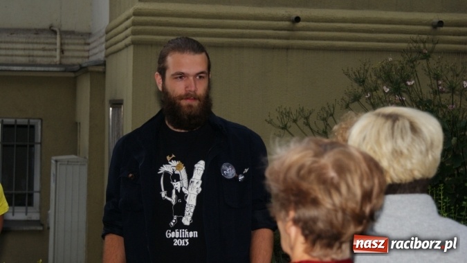 Zdjęcie w galerii na portalu naszraciborz.pl: Romeo i Merkucjo na schodach książnicy wiadomości z regionu