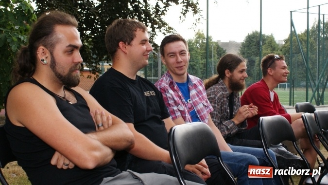 Zdjęcie w galerii na portalu naszraciborz.pl: Romeo i Merkucjo na schodach książnicy wiadomości z regionu