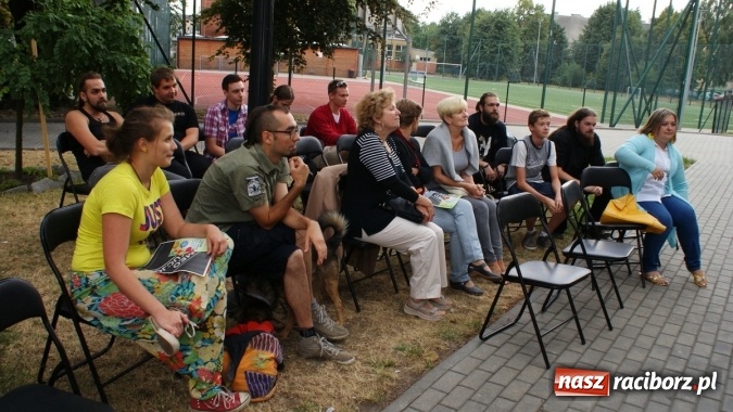 Zdjęcie w galerii na portalu naszraciborz.pl: Romeo i Merkucjo na schodach książnicy wiadomości z regionu