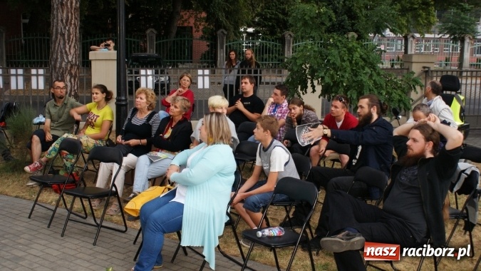 Zdjęcie w galerii na portalu naszraciborz.pl: Romeo i Merkucjo na schodach książnicy wiadomości z regionu
